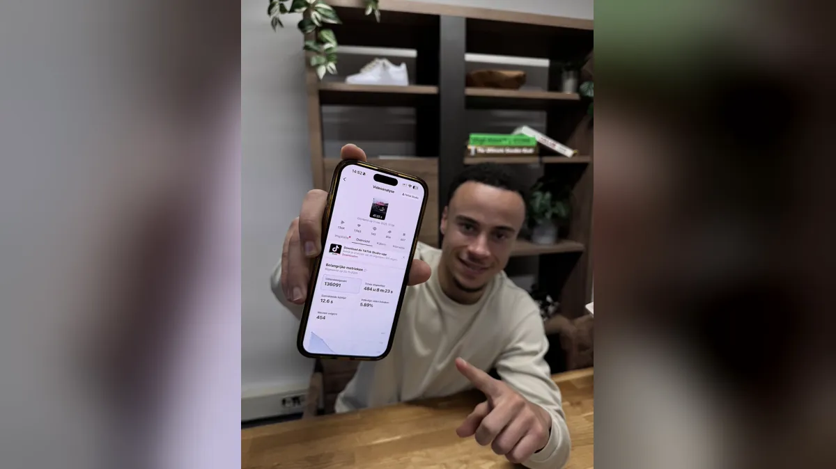 Telefoon met de videoanalyse van een TikTok-video met 136.000 weergaven