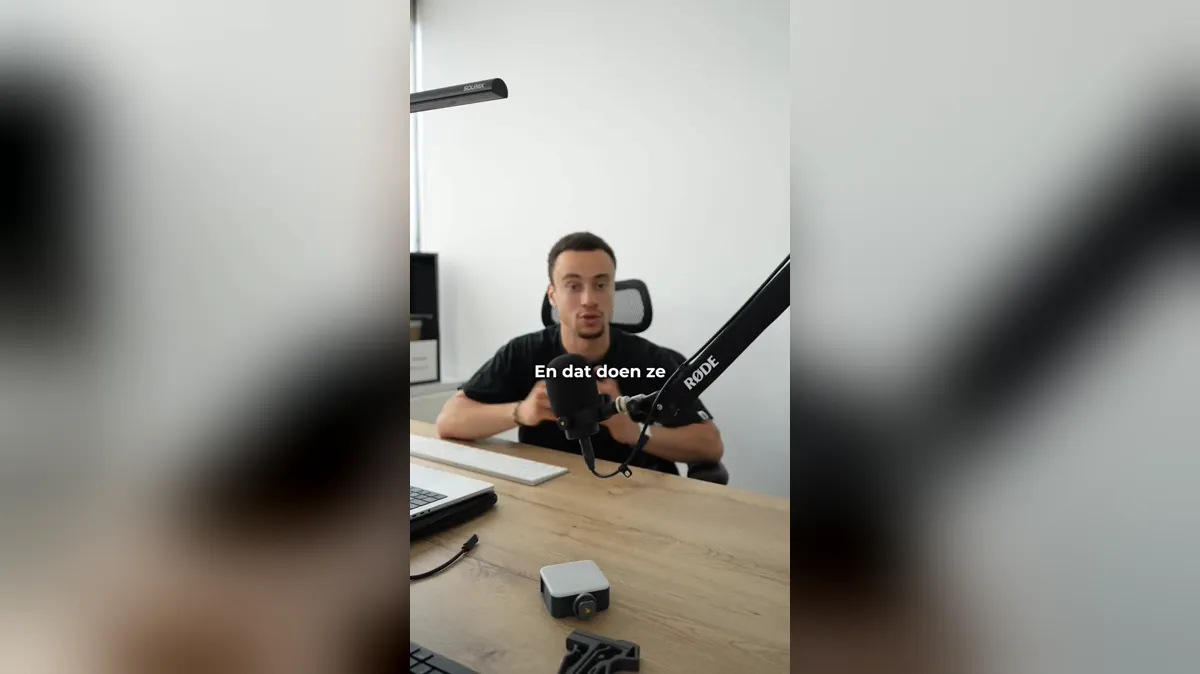 Sylvain Sedney die achter een microfoon over marketing vertelt