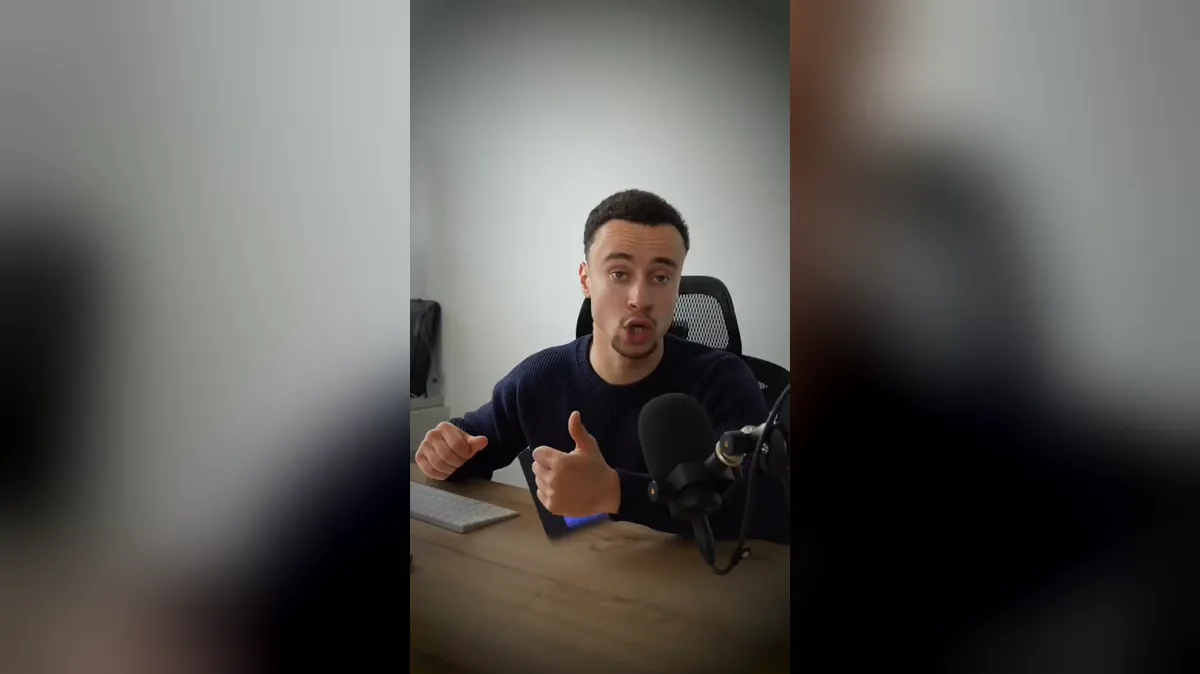 Sylvain Sedney aan een bureau achter een microfoon tijdens een opname